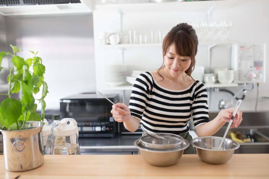 お料理を楽しむ女性